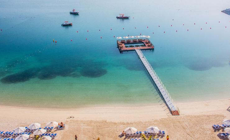 Pláž pri The Bay Club - Doubletree by Hilton Marjan Island