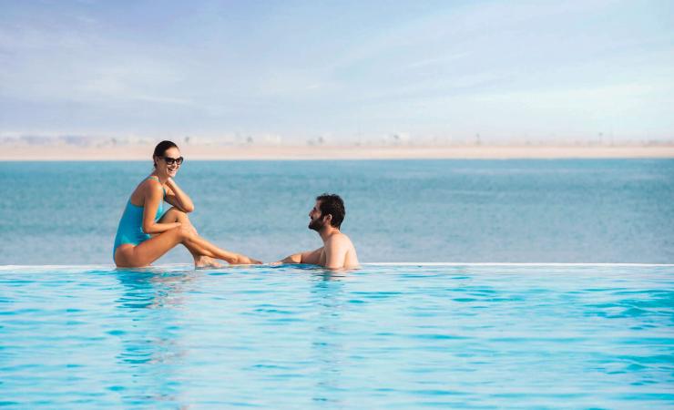 Dvojica v bazéne v The Bay Club - Doubletree by Hilton Marjan Island