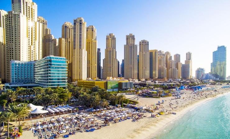 Pohľad na hotel z pláže pri Hilton Dubai The Walk