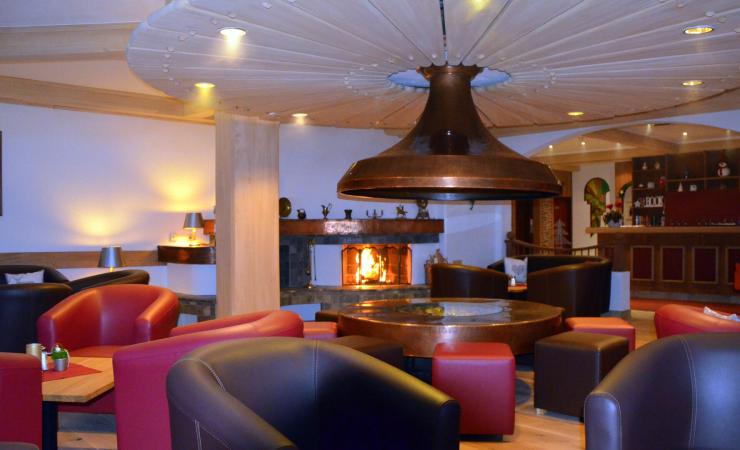 Posedenie pri krbe v hoteli Parkhotel Kirchberg