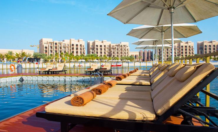 Ležadlá pri bazéne v Doubletree by Hilton Resort & Spa Marjan Island