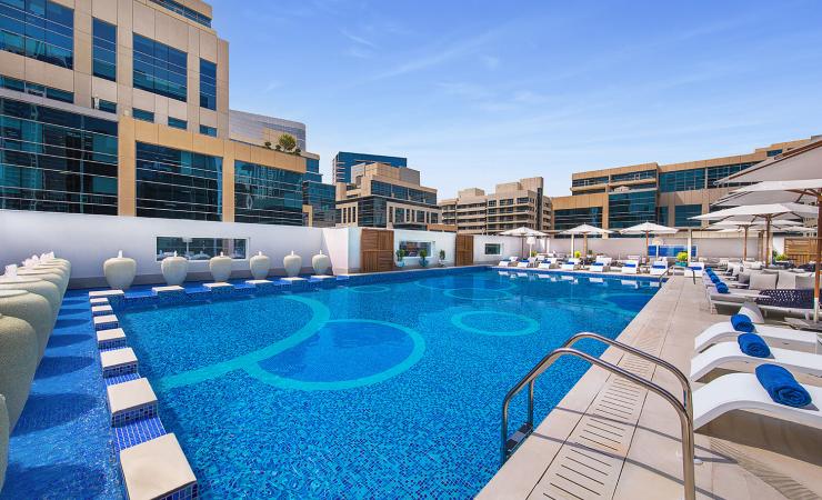 Bazén v Doubletree by Hilton Dubai - Business bay