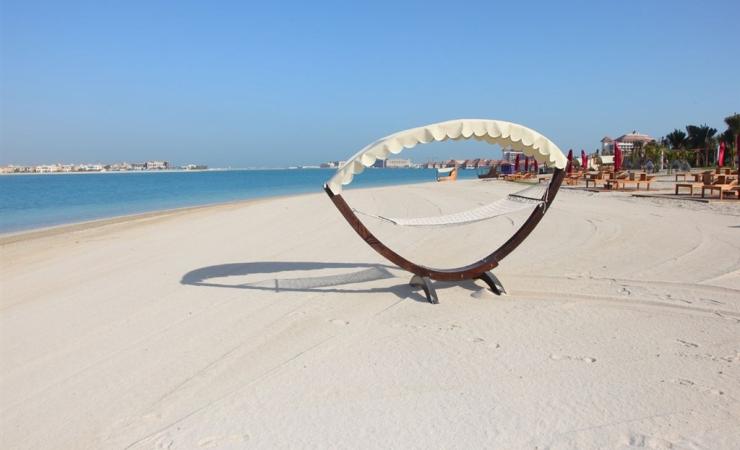Oddych v hojdacej sieti na pláži hotela Rixos The Palm Dubai