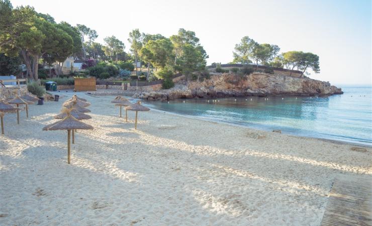 Pláž so slnečníkmi pred hotelom Iberostar Grand Hotel Portals Nous