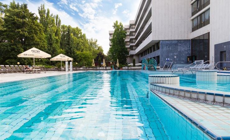 Vonkajší bazén v hoteli Danubius Health Spa Resort Esplanade