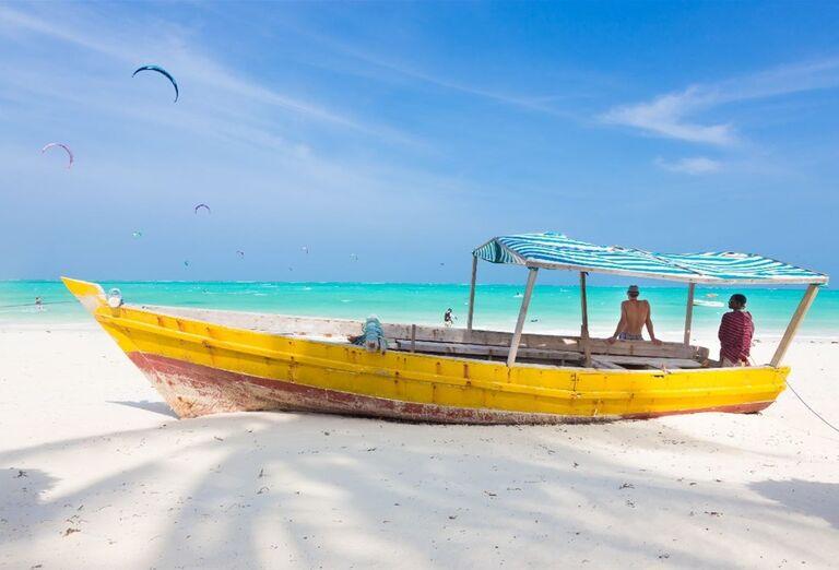 Biela zanzibarská pláž a tyrkysový oceán. Zanzibar