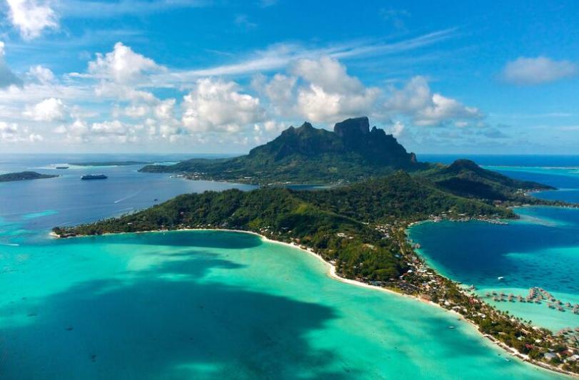 Exotické pieskové pláže, zeleň a pohorie. Bora Bora.