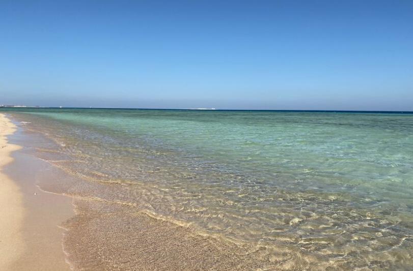 Piesková pláž a blankytná farba Červeného mora v Makadi Bay. Egypt.