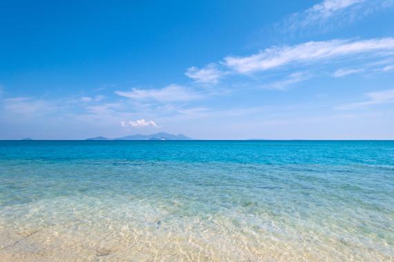 Pokojná piesočná pláž s krištáľovo čistým morom a výhľadom na ostrov Kos, Grécko