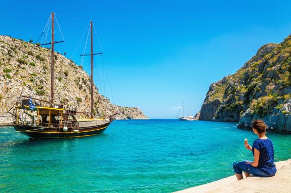 Tradičná drevená plachetnica v malebnej zátoke s tyrkysovým morom na ostrove Kos, Grécko