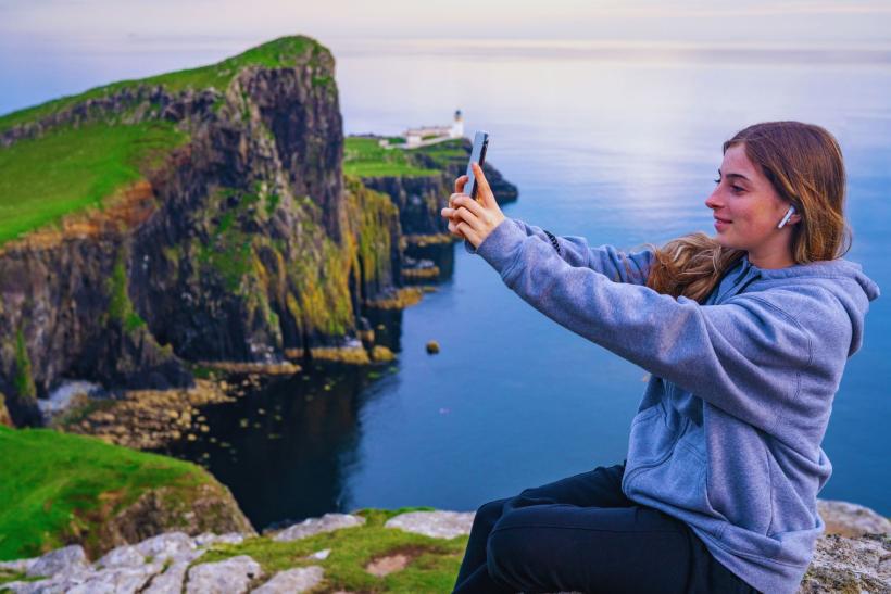 žena si robí selfie, výhliadka, škótska príroda