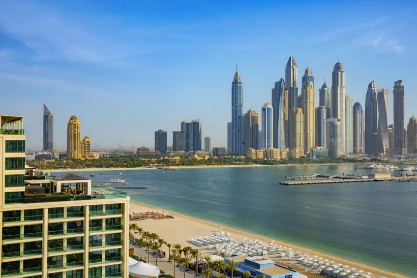 Pohľad z Marriott na Dubai Marina a hotelovú pláž.