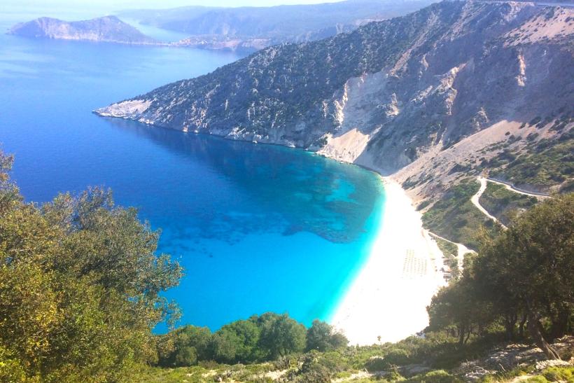 Myrtos - pláž s 50 odtieňmi modrej a skalné pobrežie. Grécko.