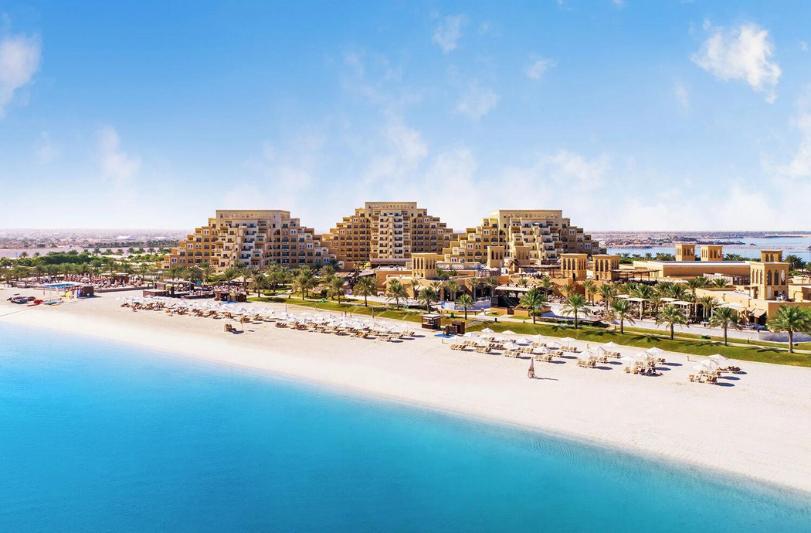 Pohľad z výšky na pyramídový komplex hotela Rixos Bab Al Bahr a piesková pláž. SAE.
