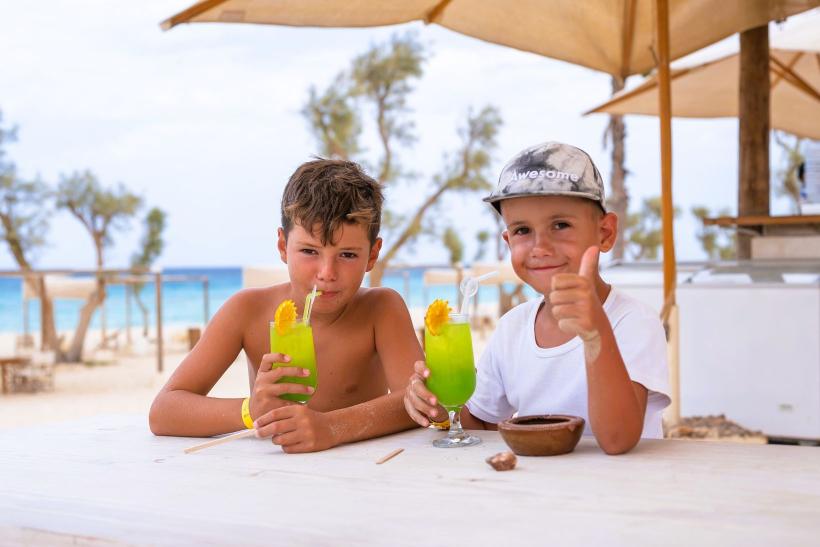 deti s farebným nealko drinkom pri pláži v Marsa Matrouh