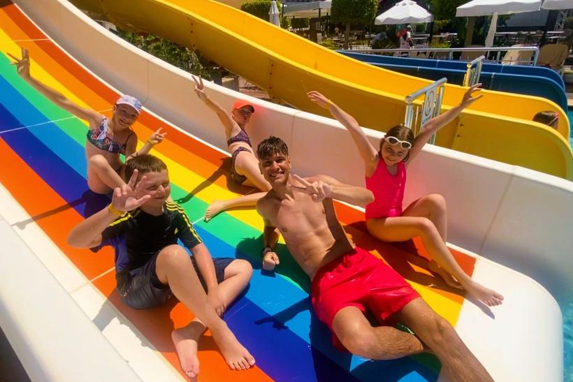 Zábava so slovenskými animátormi Planet FUN klubu na šmykľavke v Turecku