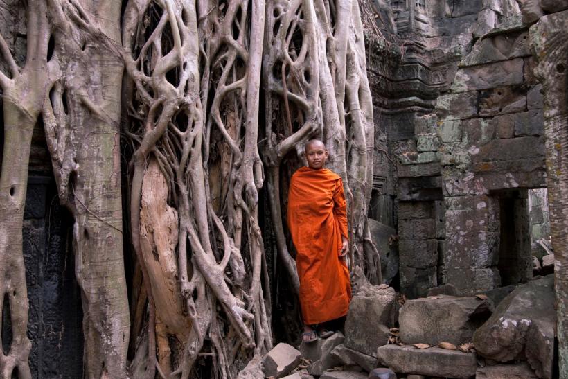 Mních v náboženskom chráme Angkor Wat v Kambodži.