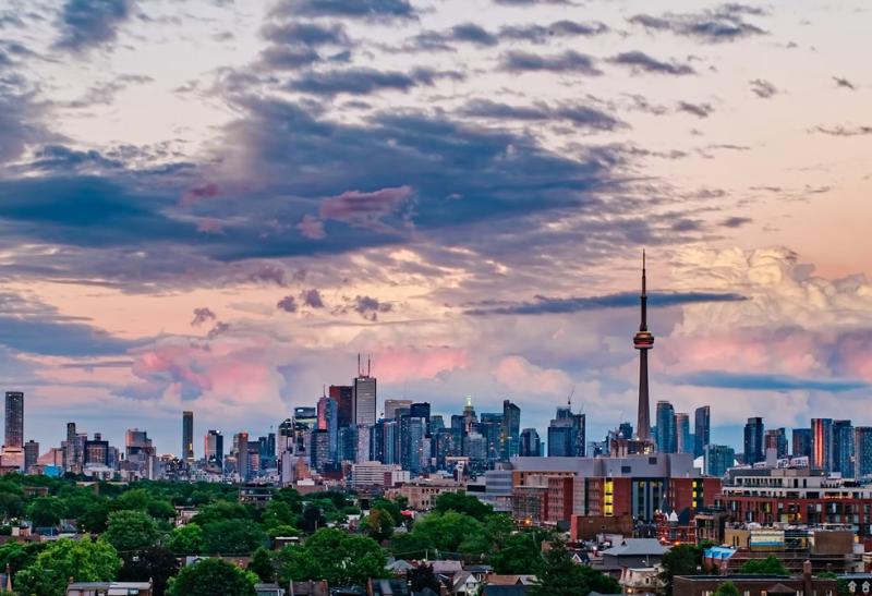 Výškové budovy a veža v Toronte pri západe slnka.
