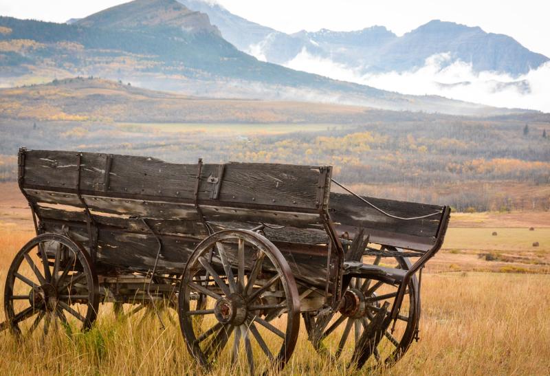 Drevený voz a kanadská préria.