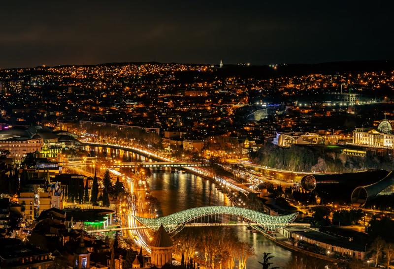 Večerné mesto Tbilisi