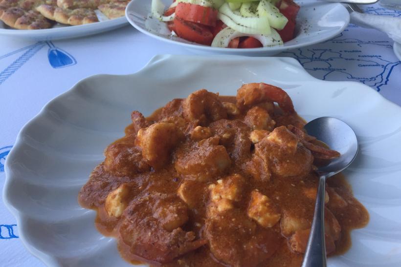 Krevety v paradajkovej omáčke a feta syrom.