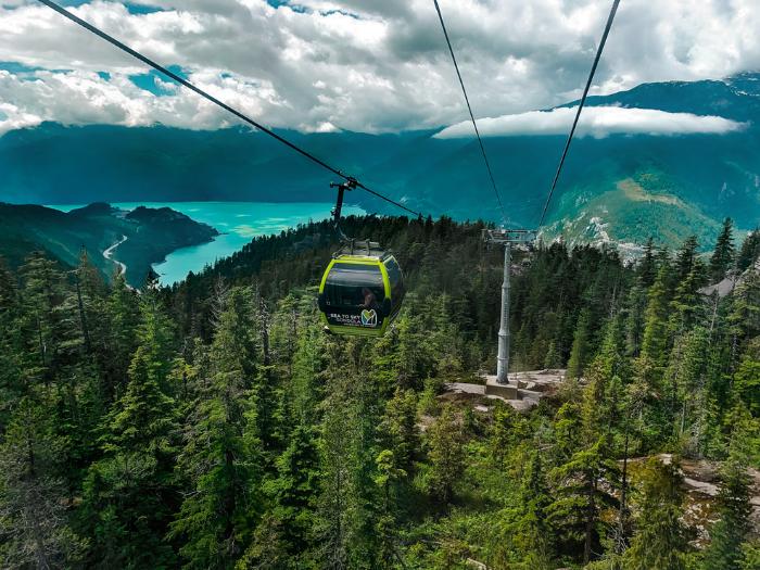 Hory, gondola a jazero.