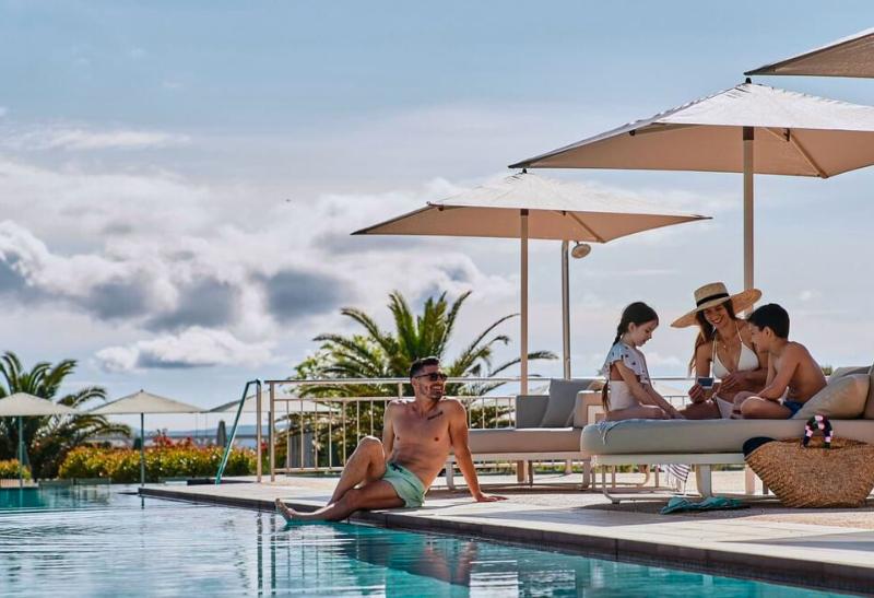 Rodina pri bazéne v hoteli Falkensteiner Family Hotel Diadora v Chorvátsku.