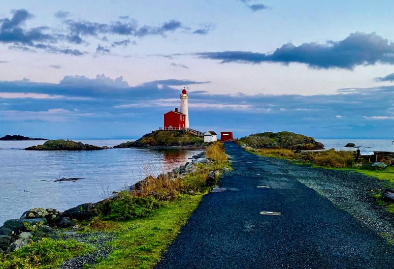 Maják na pacifickom pobreží. Kanada.