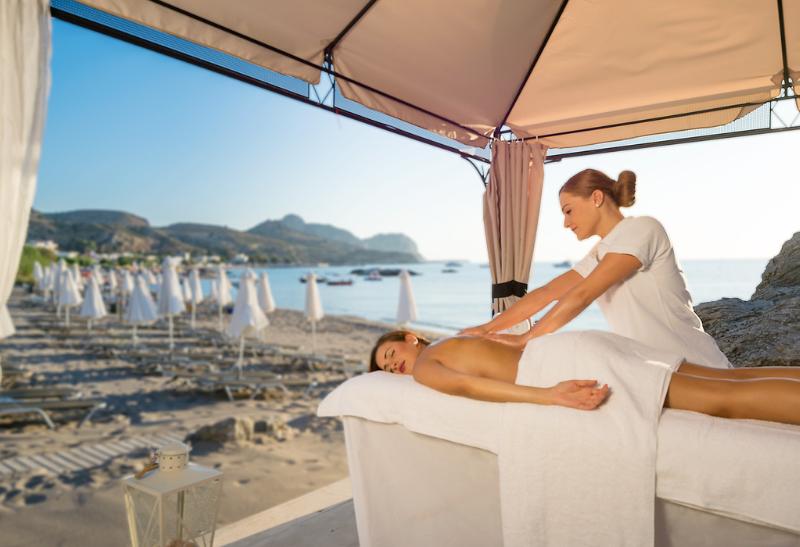 Žena robiaca masáž na pláži.