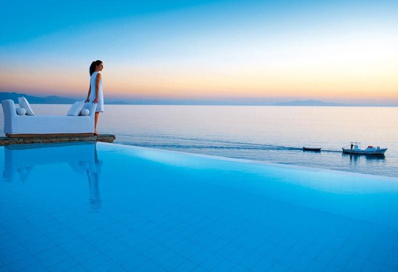 Nekonečný bazén a more.