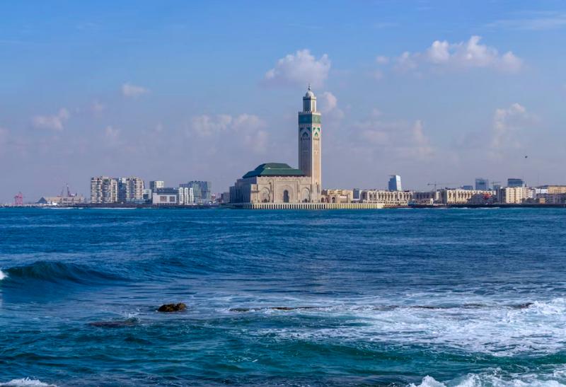 Mešita a morské pobrežie v Casablance.