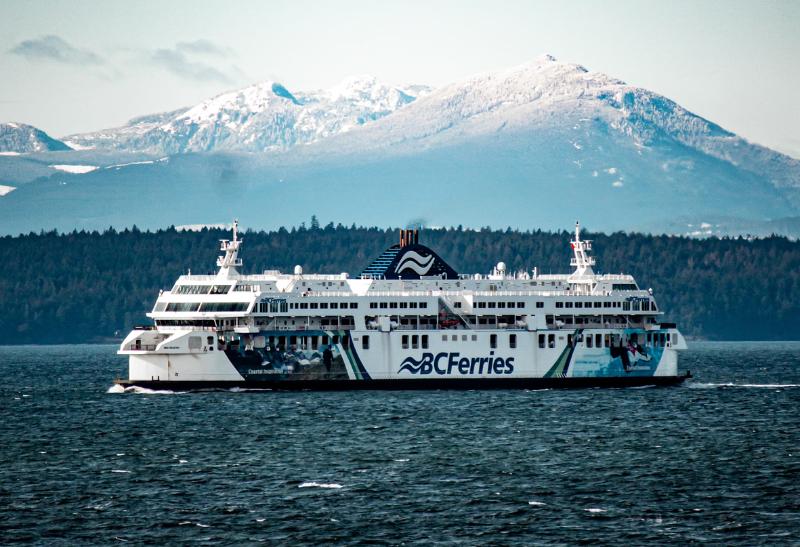 Trajekt pri ostrove Vancouver a okolité hory.