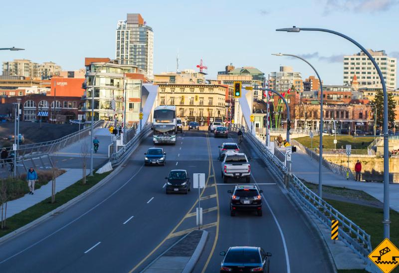 Most Johnson s autami vo Victorii a domy v pozadí.