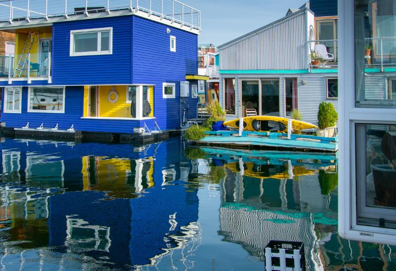 Farebné domy vo Victorii na vode.