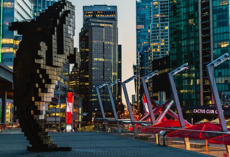 Digitálna orca v centre mesta Vancouver a okolité moderné budovy.