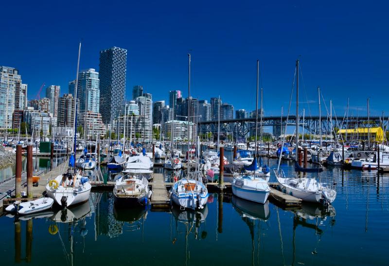 Prístav s loďami a budovami v pozadí.