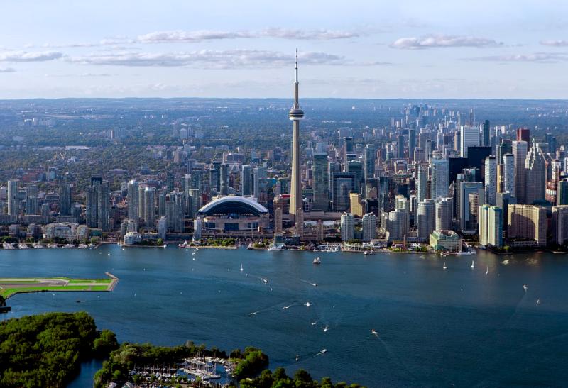 Pohľad z výšky na centrum v Toronte pri jazere Ontario.