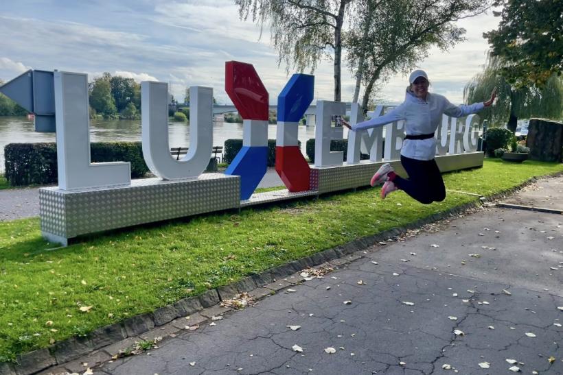 Výbeh do mesta a bežkyňa.