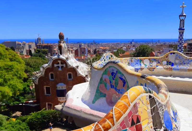 Park Güell s výhľadom na Barcelonu a more.