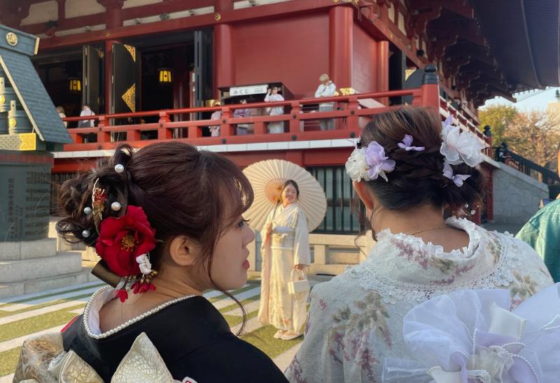 Japonské ženy pred chrámom v Tokiu.