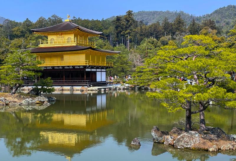 Zlatý pavilón na jazere v Kjoto.