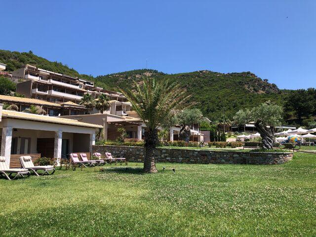 Thassos Grand Resort záhrada a hory