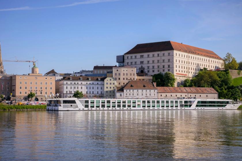 Budovy, a loď na vode v meste Linz, Rakúsko