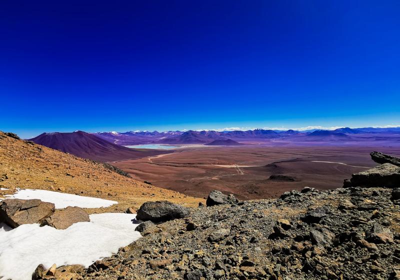 Kamene, piesková púšť a voda v púšti Atacama. Čile. Foto: unsplash.com