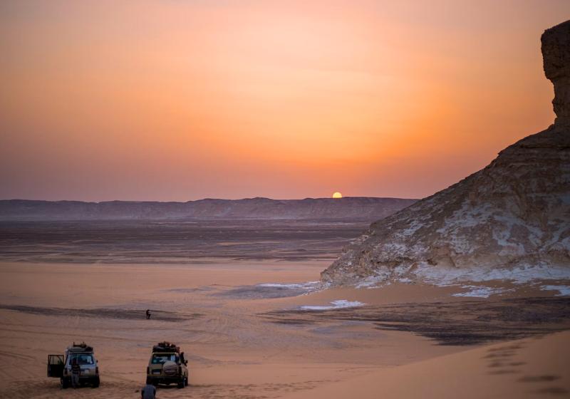 Púšť Baharíja s džípmi pri západe slnka. Egypt. Foto: unsplash.com