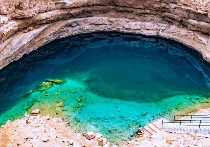 Závrt naplnený vodou, kde je príjemné kúpanie. Bimmah Sinkhole, Omán. Foto: adobe.com