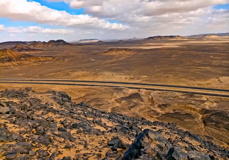 Čierna púšť s dunami a cestou. Egypt. Foto: unsplash.com