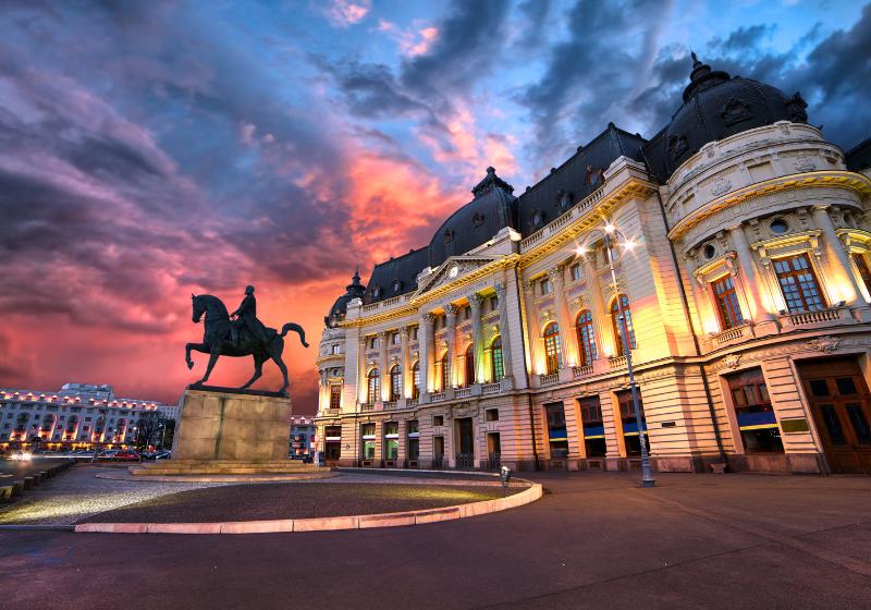 Historická budova Univerzitnej knižnice v Bukurešti.