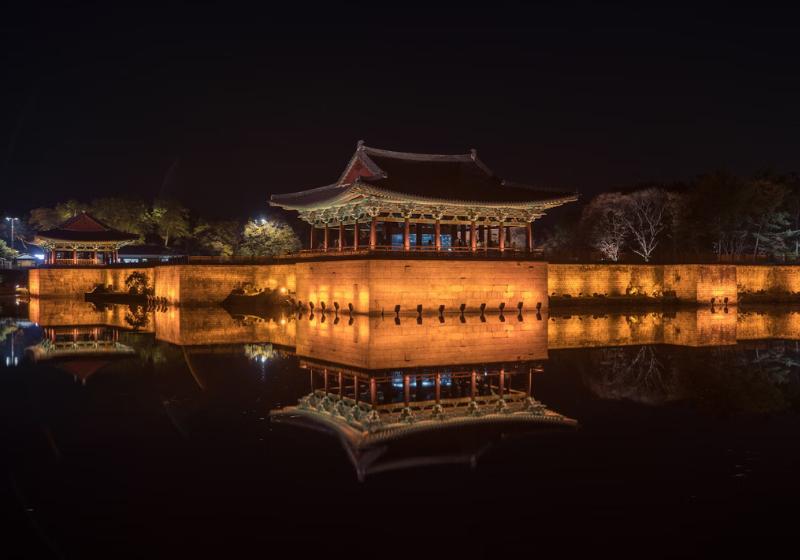 Vysvietený palác Dunggung a rybník v tme. Južná Kórea. Foto: unsplash.com