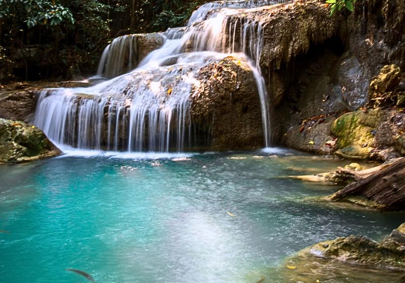 Vodopády a kaskády pretekajúce zeleným lesom v národnom parku Erawan. Thajsko
